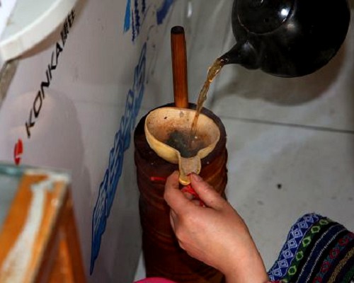 丽江束河品尝酥油茶